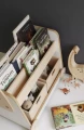 Bücherregal aus Holz auf Rädern Aufbewahrung Ordnung im Kinderzimmer