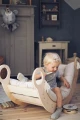 Holzwippe mit Kissen Babywood im Kinderzimmer