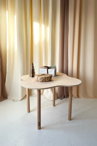 Minimalistischer Babywood WAVE Tisch