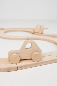 Holzstraße für Kinder mit Autos