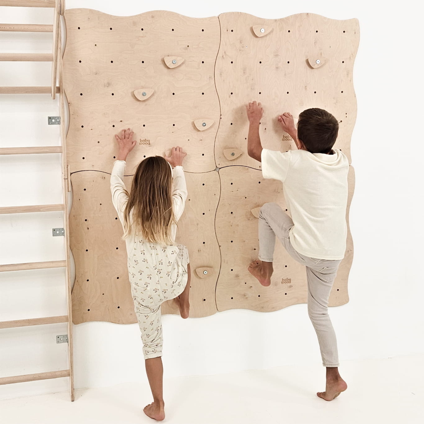 5 Ideen für das Spielen mit einer Kletterwand zu Hause
